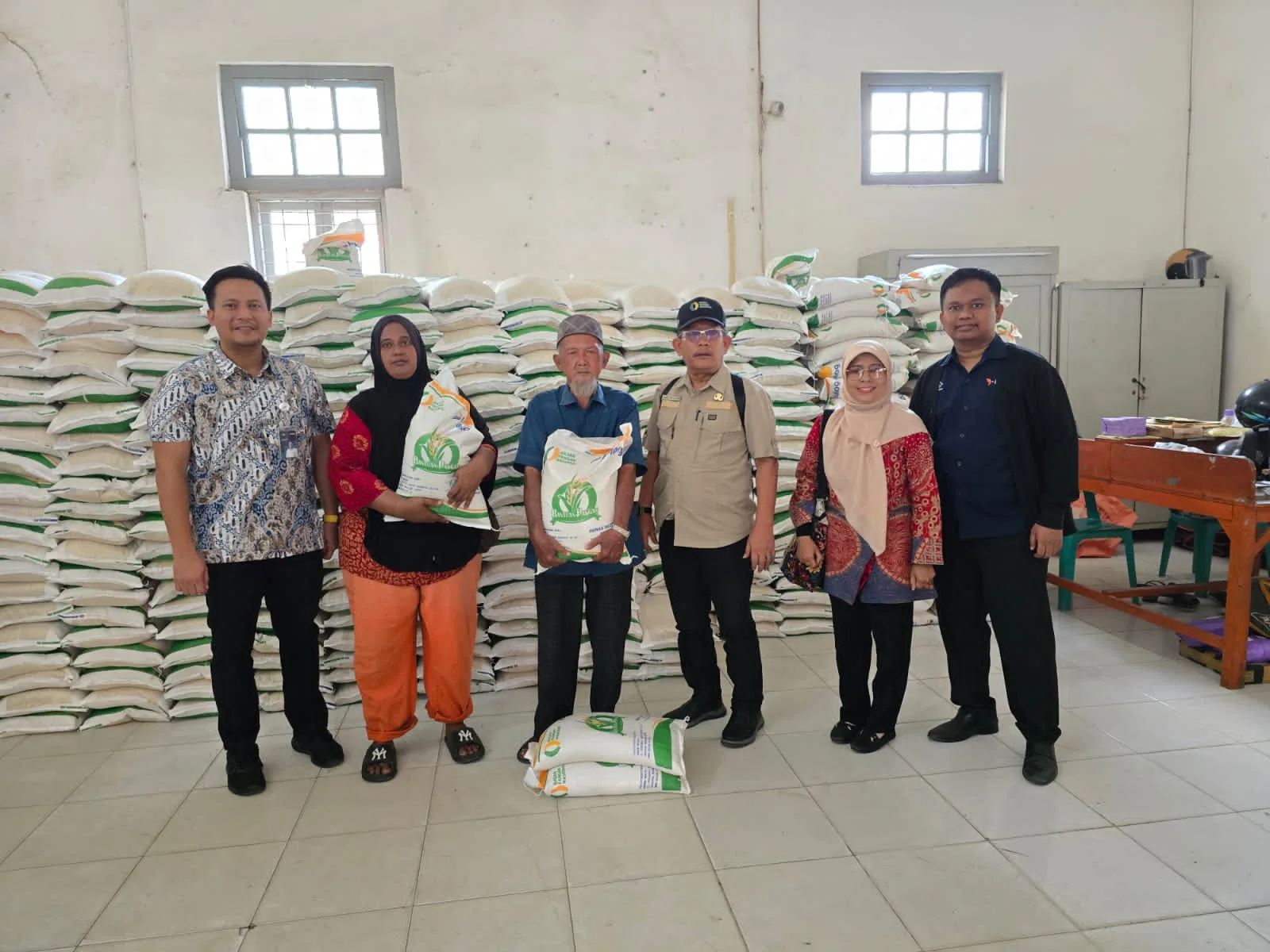 Perum Bulog Kanwil Sumut menyalurkan bantuan beras kepada warga yang berhak. (ist)