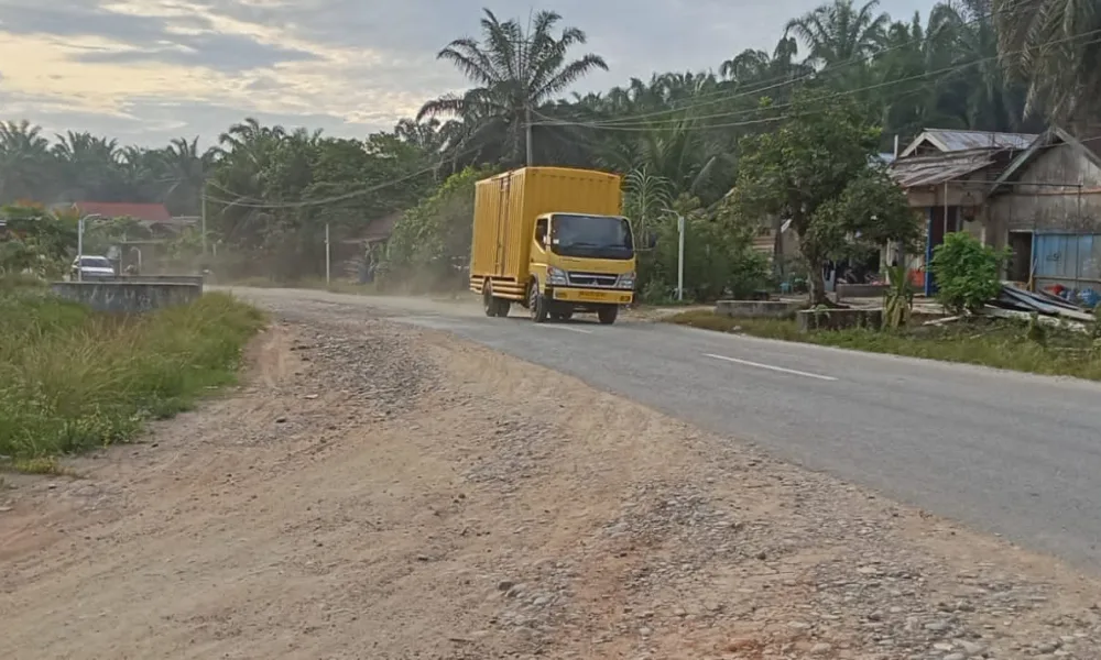Warga Desa Bungo Antoi dan Desa Sungai Sahut siap turun memblokir kendaraan pengakut CPO yang melintas dengan tonase besar. (DETAIL/Daryanto)