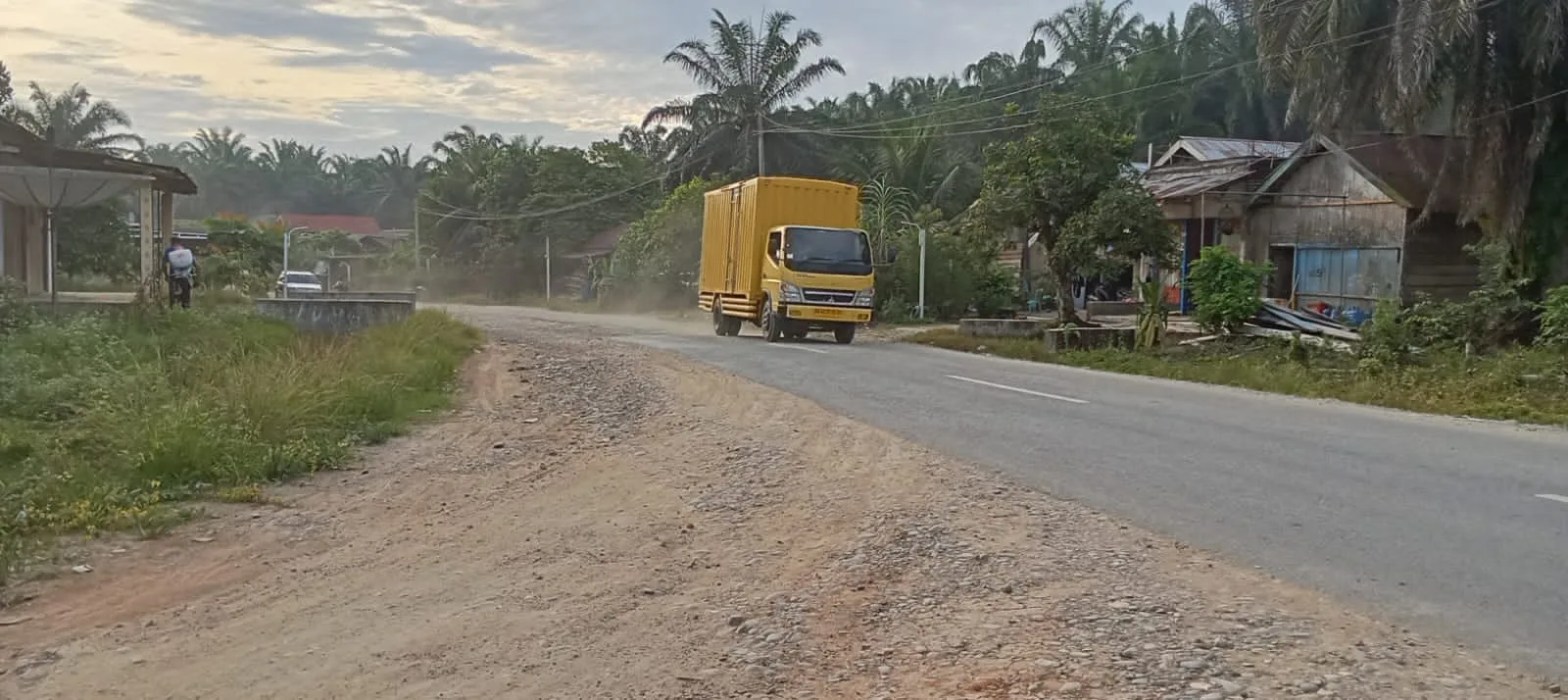 Warga Desa Bungo Antoi dan Desa Sungai Sahut siap turun memblokir kendaraan pengakut CPO yang melintas dengan tonase besar. (DETAIL/Daryanto)