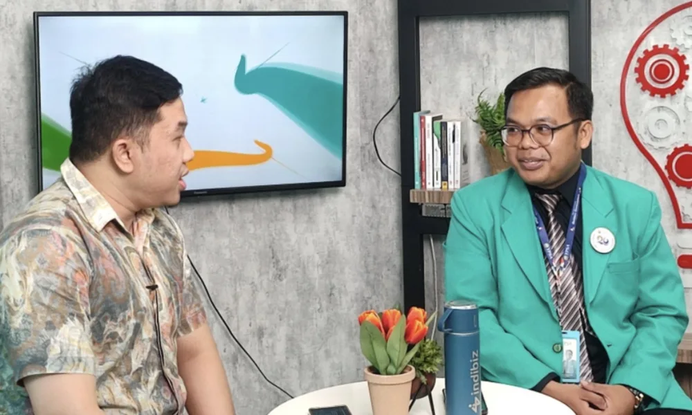 Kepala Sekolah SMP YPSA Medan, Irsal Efendi, M. Pd. saat berbicara dalam indicast yang digelar Indibiz Sumatera. (ist)