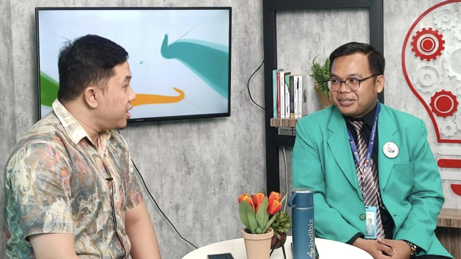 Kepala Sekolah SMP YPSA Medan, Irsal Efendi, M. Pd. saat berbicara dalam indicast yang digelar Indibiz Sumatera. (ist)