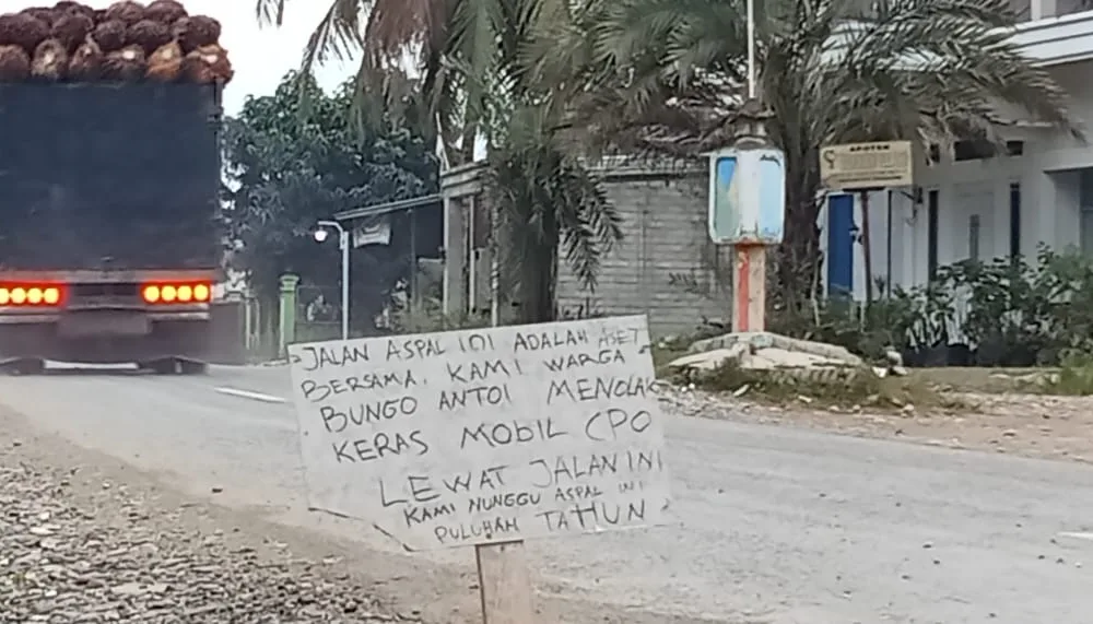 Papan peringatan yang dipasang warga Bungo Antoi. (ist)