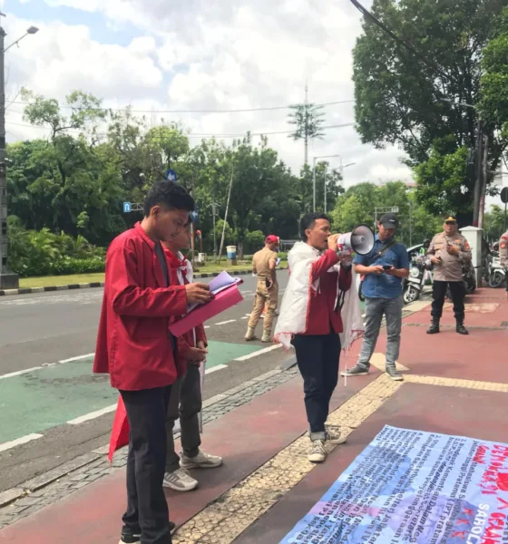 Gerakan Mahasiswa Sarolangun, berorasi di depan gedung Kemendagri mendesak Pj Bupati Sarolangun mundur dari jabatannya. (ist)