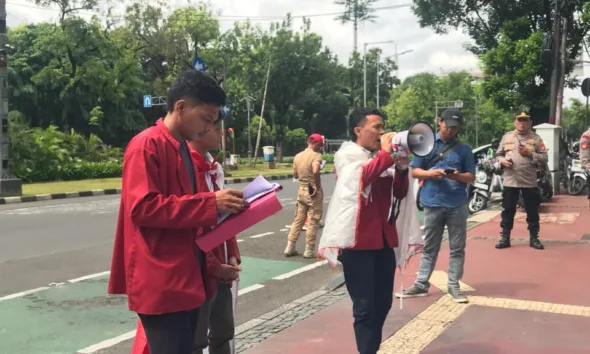 Gerakan Mahasiswa Sarolangun, berorasi di depan gedung Kemendagri mendesak Pj Bupati Sarolangun mundur dari jabatannya. (ist)
