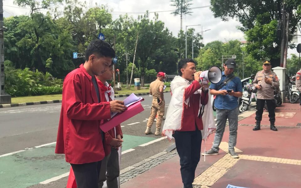 Gerakan Mahasiswa Sarolangun, berorasi di depan gedung Kemendagri mendesak Pj Bupati Sarolangun mundur dari jabatannya. (ist)