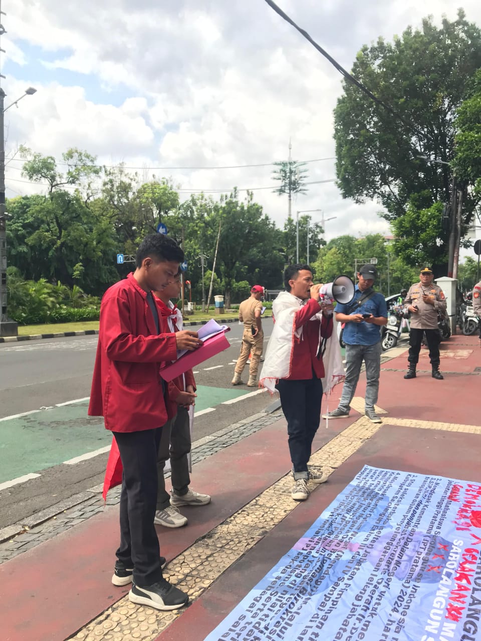 Gerakan Mahasiswa Sarolangun, berorasi di depan gedung Kemendagri mendesak Pj Bupati Sarolangun mundur dari jabatannya. (ist)