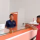 Petugas kantor pos bersiap untuk mulai membayar bansos sembako dan PKH mulai 18 Desember mendatang. (DETAIL/Daryanto)