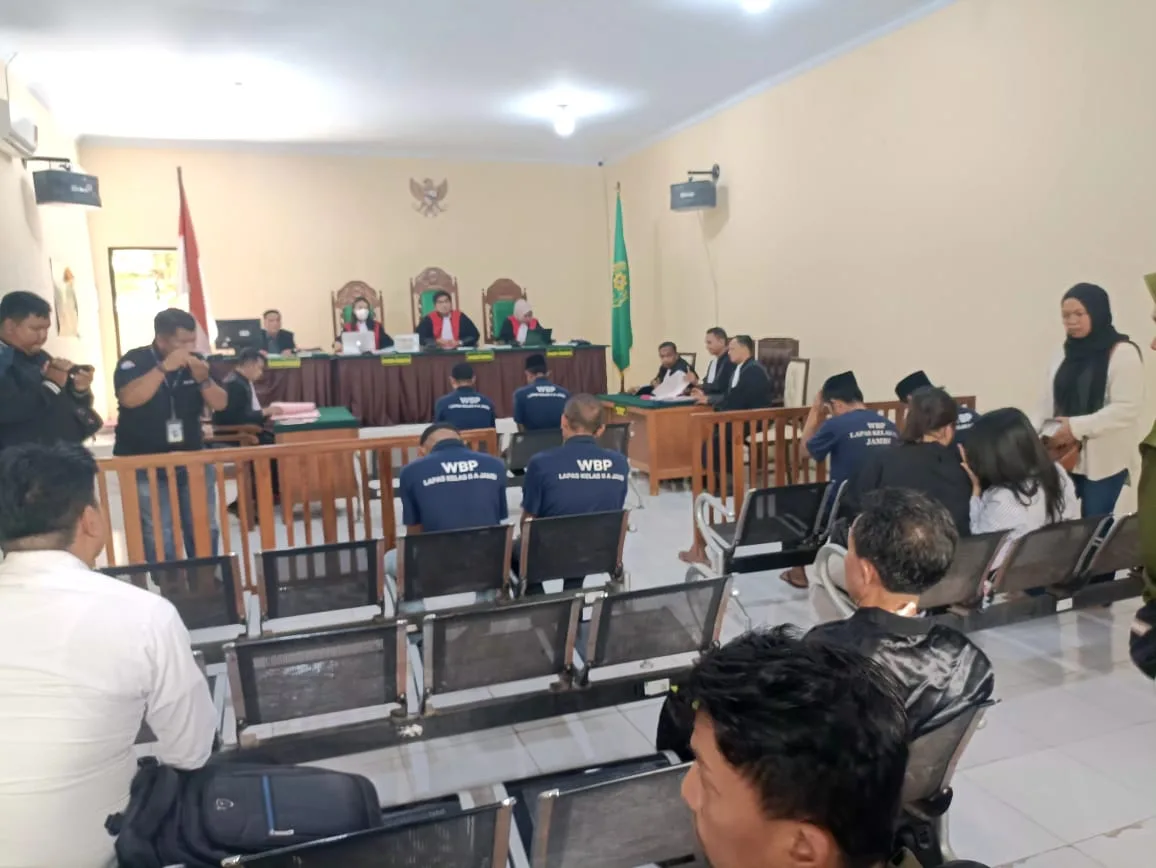 Suasana sidang di PN Sengeti dengan terdakwa AS pada Selasa, 17 Desember 2024. (DETAIL/Jogi)