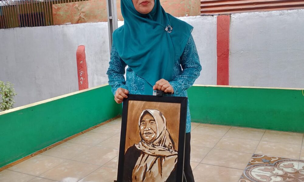 Lukisan diri karya Mas Bayu Kumbara untuk Ketua Penggerak PKK Provinsi Jambi, menggunakan bahan kopi bubuk. (DETAIL/Daryanto)