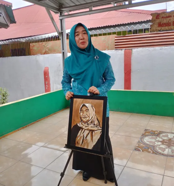 Lukisan diri karya Mas Bayu Kumbara untuk Ketua Penggerak PKK Provinsi Jambi, menggunakan bahan kopi bubuk. (DETAIL/Daryanto)