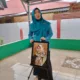 Lukisan diri karya Mas Bayu Kumbara untuk Ketua Penggerak PKK Provinsi Jambi, menggunakan bahan kopi bubuk. (DETAIL/Daryanto)