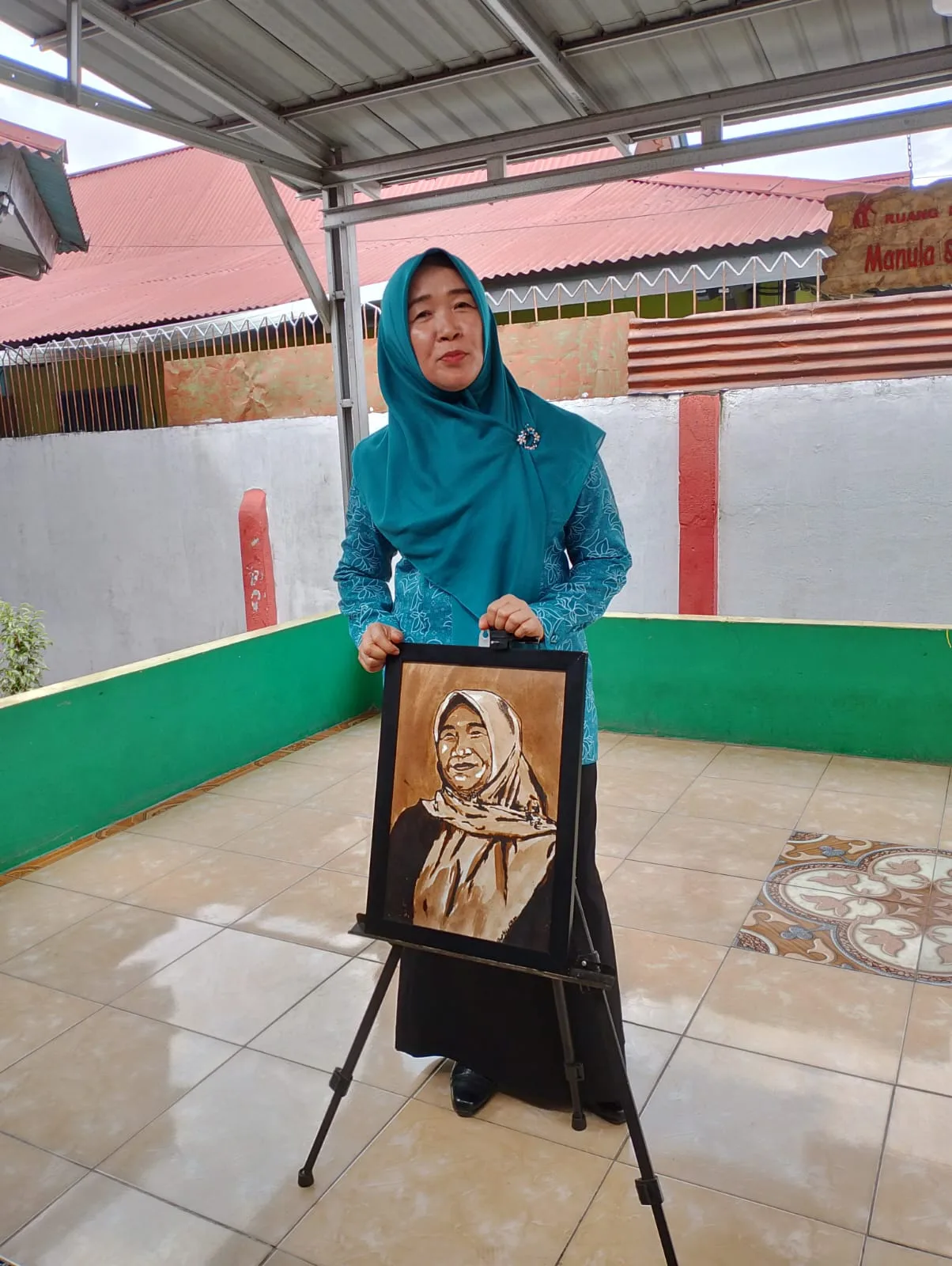 Lukisan diri karya Mas Bayu Kumbara untuk Ketua Penggerak PKK Provinsi Jambi, menggunakan bahan kopi bubuk. (DETAIL/Daryanto)