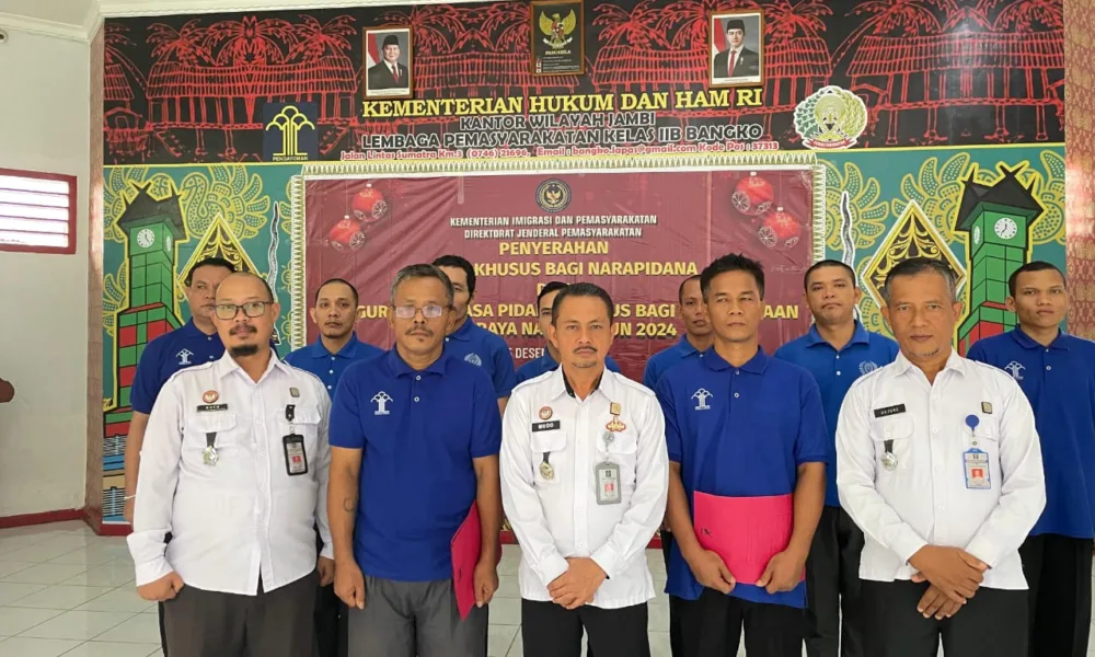 Usai diserahkan putusan remisi oleh Mudo Mulyanto, Kalapas kelas IIB Bangko, dua napi mendapatkan remisi Natal. (ist)