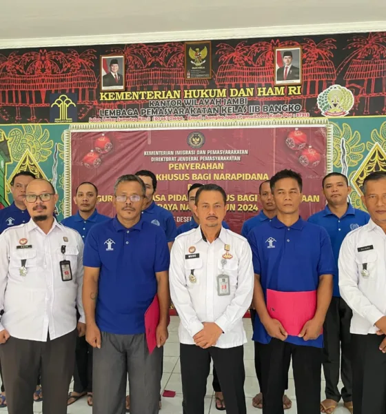 Usai diserahkan putusan remisi oleh Mudo Mulyanto, Kalapas kelas IIB Bangko, dua napi mendapatkan remisi Natal. (ist)