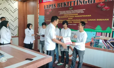 4 WBP terima Remisi Khusus hari Raya Natal tahun 2024 di Lapas Bukittinggi pada Rabu, 25 Desember 2024. (dok. Humas Lapas Bukittinggi).