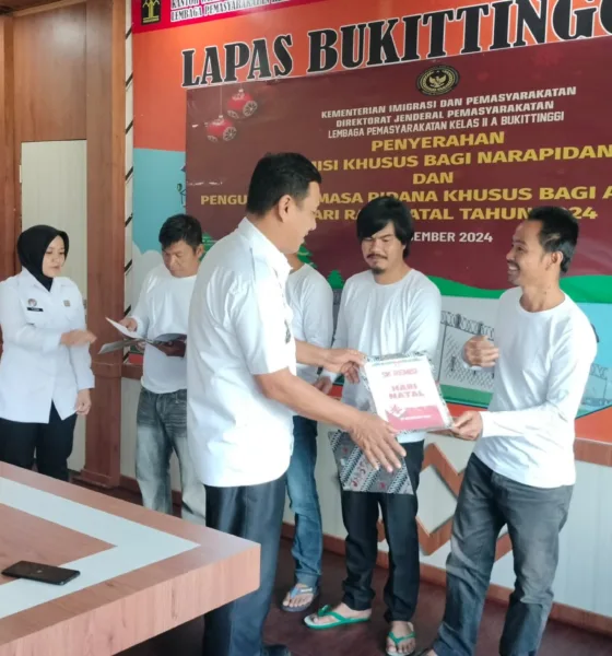 4 WBP terima Remisi Khusus hari Raya Natal tahun 2024 di Lapas Bukittinggi pada Rabu, 25 Desember 2024. (dok. Humas Lapas Bukittinggi).