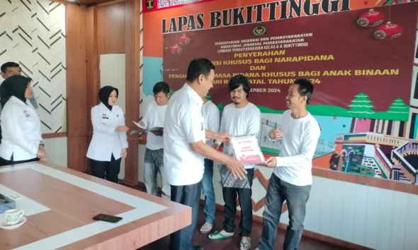 4 WBP terima Remisi Khusus hari Raya Natal tahun 2024 di Lapas Bukittinggi pada Rabu, 25 Desember 2024. (dok. Humas Lapas Bukittinggi).