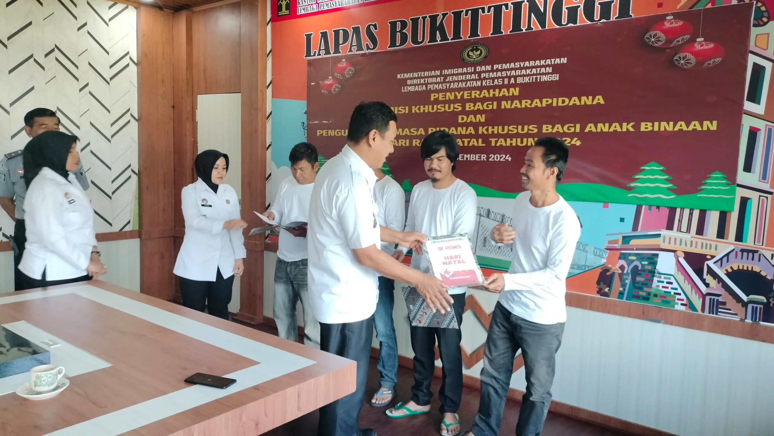 4 WBP terima Remisi Khusus hari Raya Natal tahun 2024 di Lapas Bukittinggi pada Rabu, 25 Desember 2024. (dok. Humas Lapas Bukittinggi).