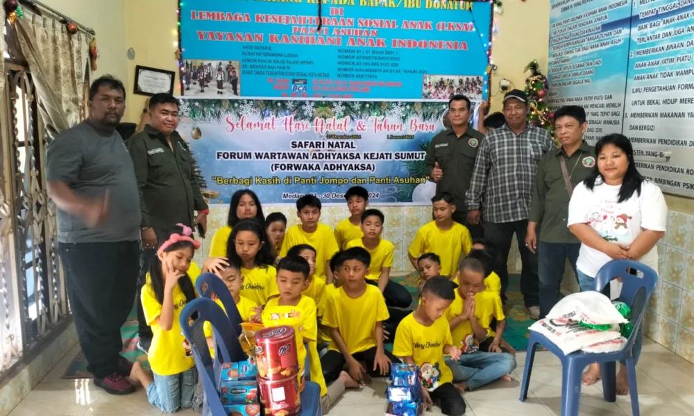 Forwaka Adhyaksa Kejatisu saat memberikan bantuan bahan pokok dan sejumlah uang ke panti asuhan. (ist)