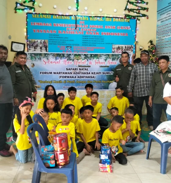 Forwaka Adhyaksa Kejatisu saat memberikan bantuan bahan pokok dan sejumlah uang ke panti asuhan. (ist)