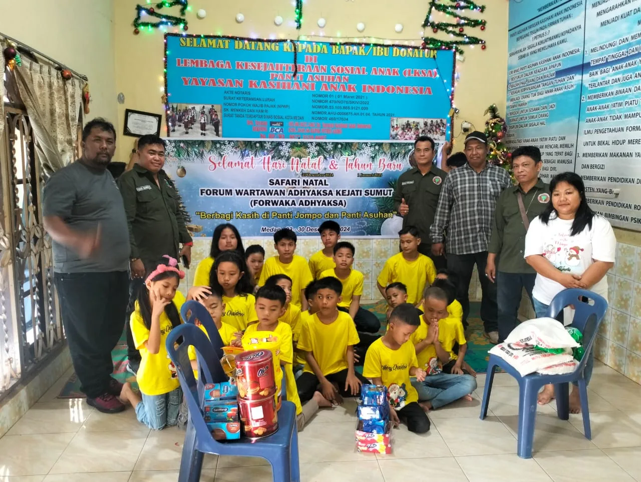 Forwaka Adhyaksa Kejatisu saat memberikan bantuan bahan pokok dan sejumlah uang ke panti asuhan. (ist)