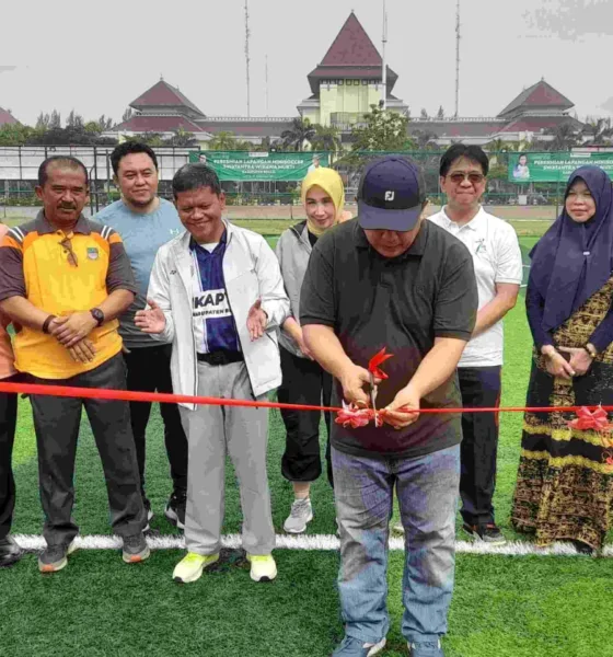 Pj Bupati Bekasi, Dedy Supriyadi resmikan lapangan Mini Soccer Swatantra Wibawa Mukti di Plaza Pemda, Cikarang Pusat, Jumat, 24 Desember 2024. (ist)