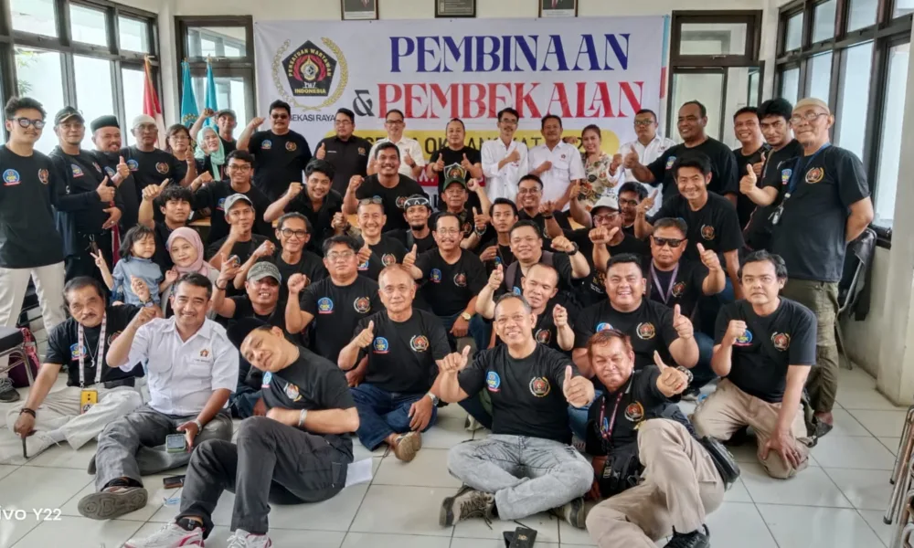 Ketua Bidang Organisasi Provinsi Jawa Barat (Jabar) Ahmad Sukri, Ketua PWI Bekasi Raya Ade Muksin, para pengurus dan 51 anggota baru saat acara Pembinaan dan Pembekalan Peserta Orientasi Kewartawanan dan Keorganisasian OKK Angkatan 25 sekaligus pengukuhan Anggota Muda PWI Bekasi Raya. (ist)