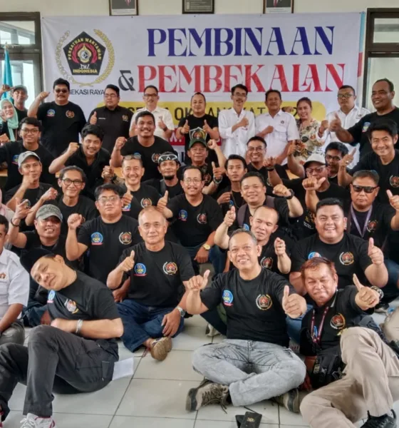Ketua Bidang Organisasi Provinsi Jawa Barat (Jabar) Ahmad Sukri, Ketua PWI Bekasi Raya Ade Muksin, para pengurus dan 51 anggota baru saat acara Pembinaan dan Pembekalan Peserta Orientasi Kewartawanan dan Keorganisasian OKK Angkatan 25 sekaligus pengukuhan Anggota Muda PWI Bekasi Raya. (ist)