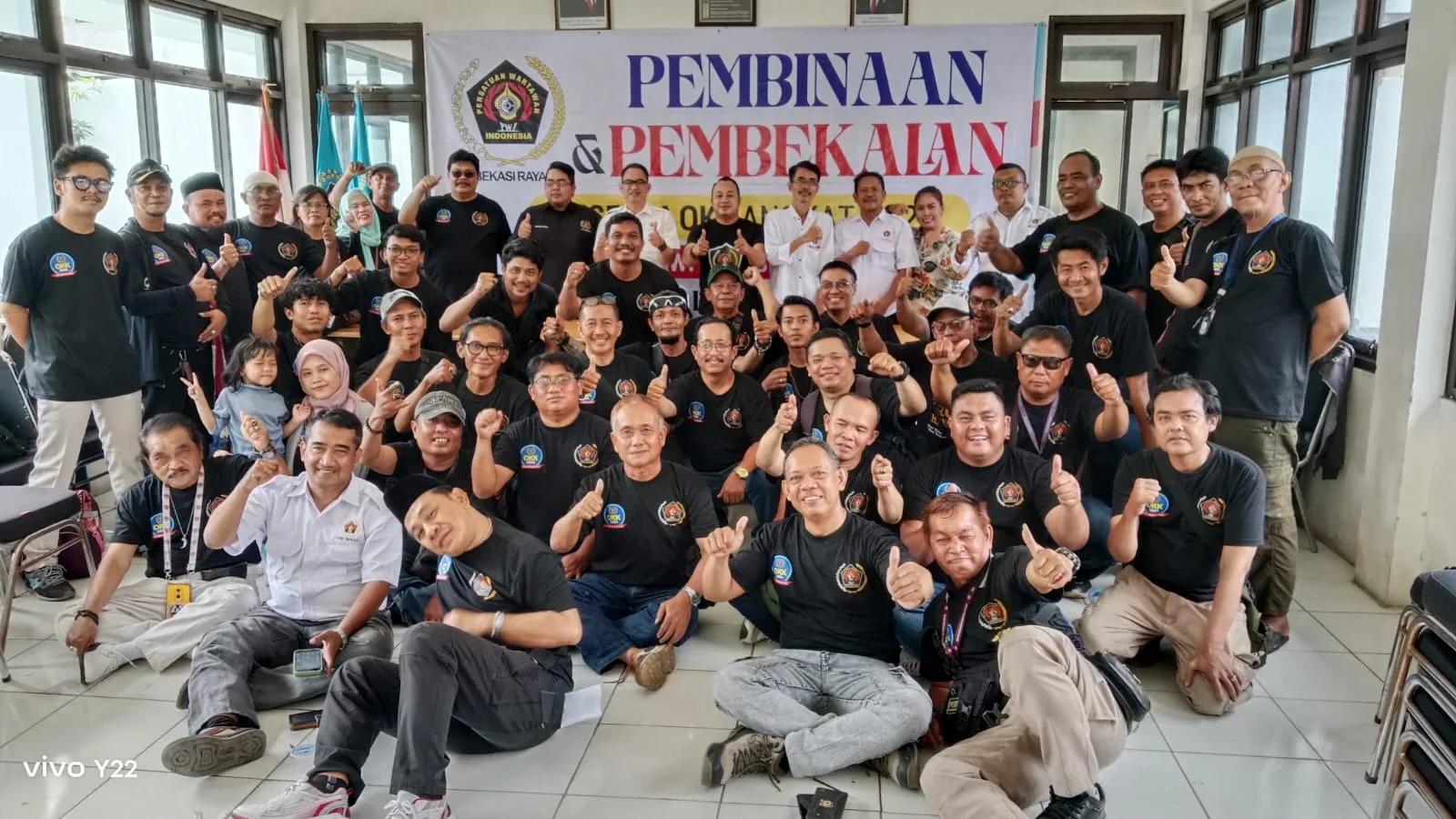 Ketua Bidang Organisasi Provinsi Jawa Barat (Jabar) Ahmad Sukri, Ketua PWI Bekasi Raya Ade Muksin, para pengurus dan 51 anggota baru saat acara Pembinaan dan Pembekalan Peserta Orientasi Kewartawanan dan Keorganisasian OKK Angkatan 25 sekaligus pengukuhan Anggota Muda PWI Bekasi Raya. (ist)