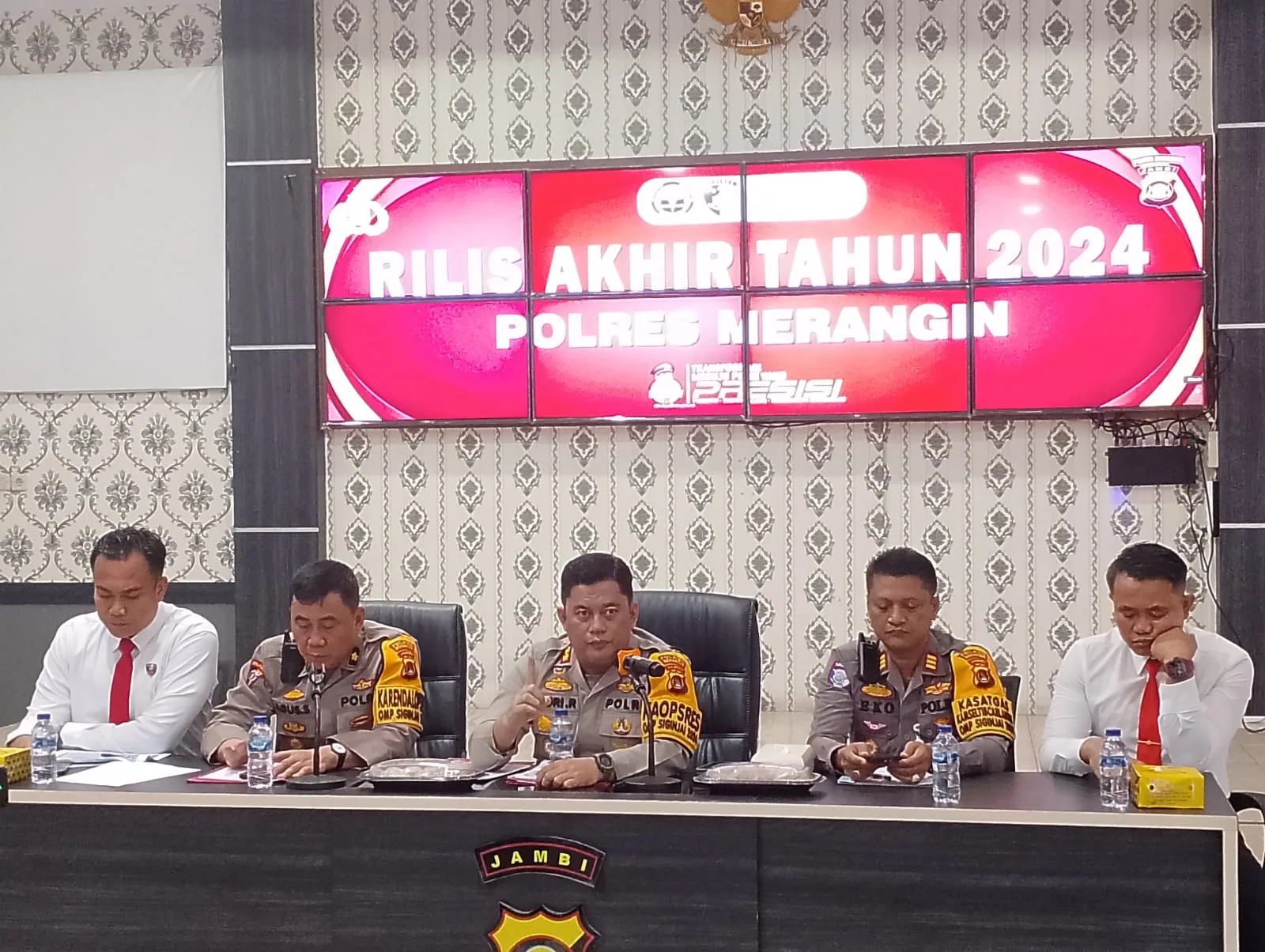 Kapolres Merangin AKBP Ruri Roberto saat meliris catatan akhir tahun. (DETAIL/Daryanto)