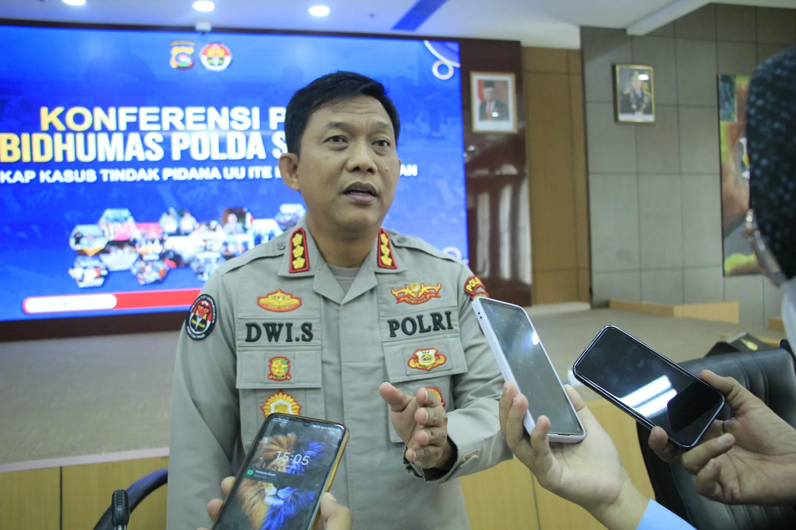 Kabid Humas Polda Sumbar, Dwi Sulistyawan Jumpa Pers dengan awak media di Polda Sumbar, Senin, 30 Desember 2024. (ist)