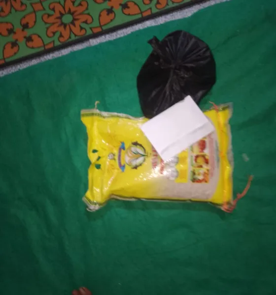 Sedikit sembako dan uang yang diantar ke rumah keluarga Sawal. (ist)