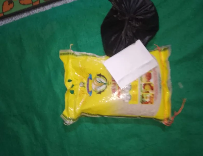 Sedikit sembako dan uang yang diantar ke rumah keluarga Sawal. (ist)