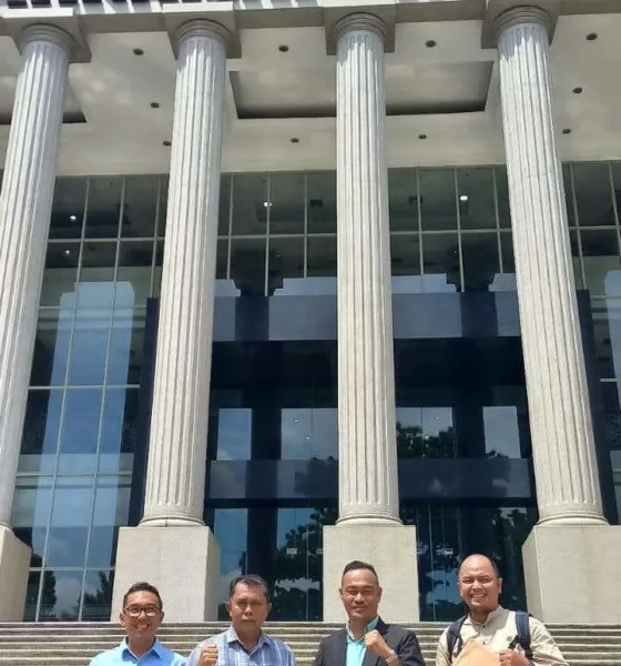 Tim Hukum pasangan SUKA saat di depan gedung MK. (ist)