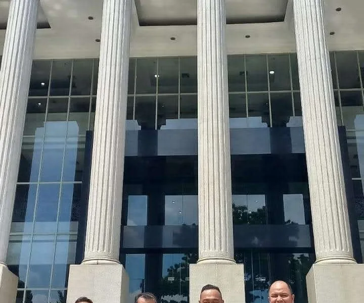 Tim Hukum pasangan SUKA saat di depan gedung MK. (ist)