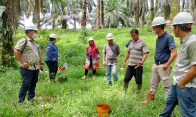 Dinas Lingkungan Hidup saat ambil sampel air sumur milik Sawal yang diduga tercemar limbah PT SGN. (DETAIL/Daryanto)