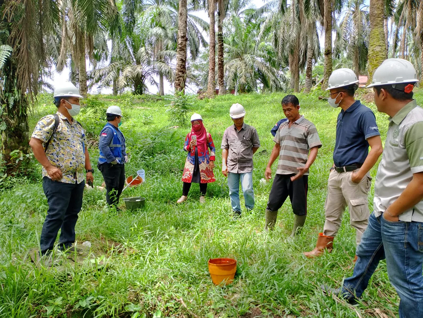Dinas Lingkungan Hidup saat ambil sampel air sumur milik Sawal yang diduga tercemar limbah PT SGN. (DETAIL/Daryanto)