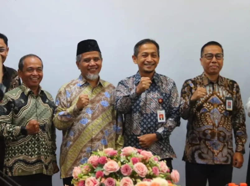 Senator DPD RI, M. Nuh saat mengunjungi kantor OJK Sumut, Senin, 6 Januari 2025. (ist)