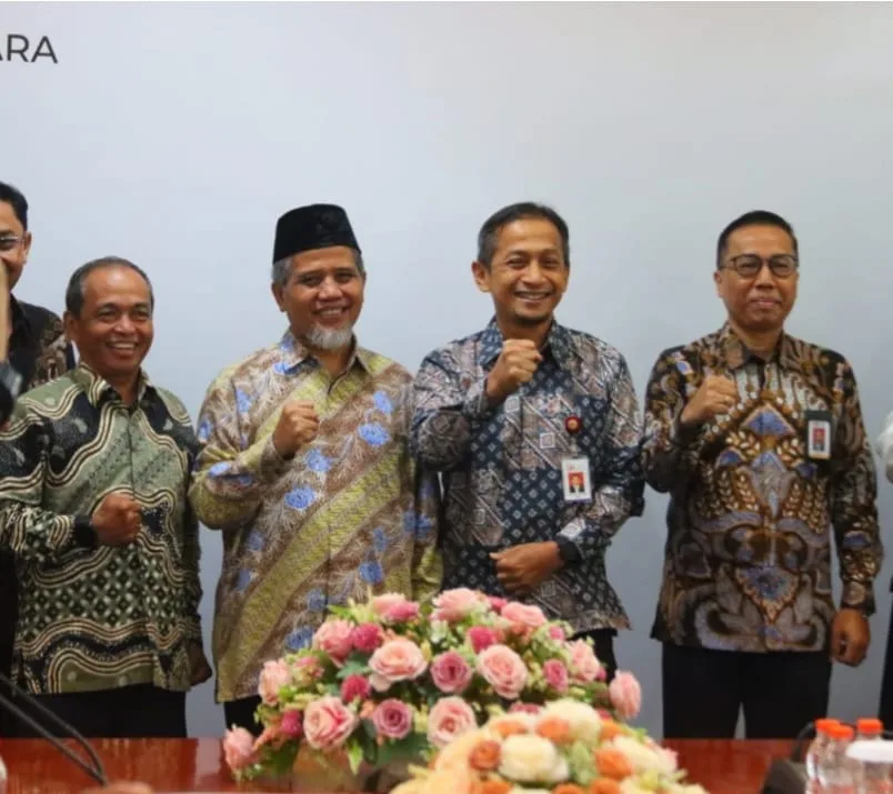 Senator DPD RI, M. Nuh saat mengunjungi kantor OJK Sumut, Senin, 6 Januari 2025. (ist)