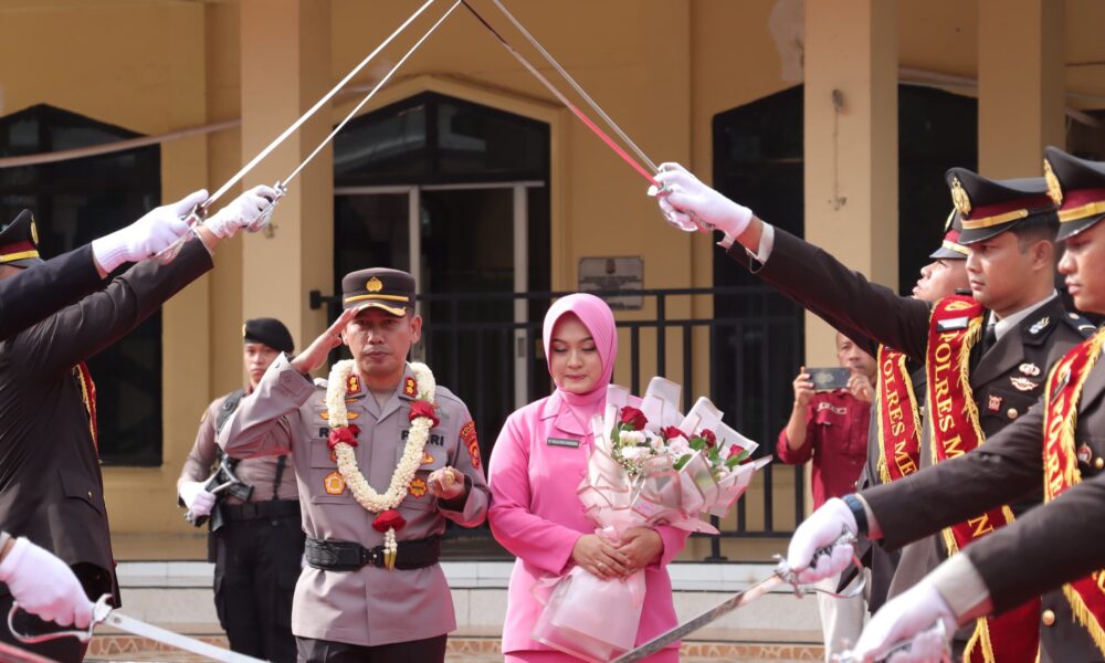 Kapolres Merangin yang baru, Roni Syahendra saat disambut pedang pora. (ist)