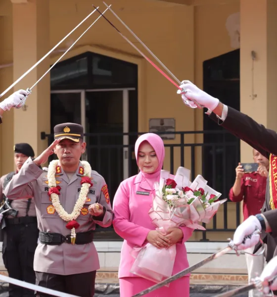 Kapolres Merangin yang baru, Roni Syahendra saat disambut pedang pora. (ist)
