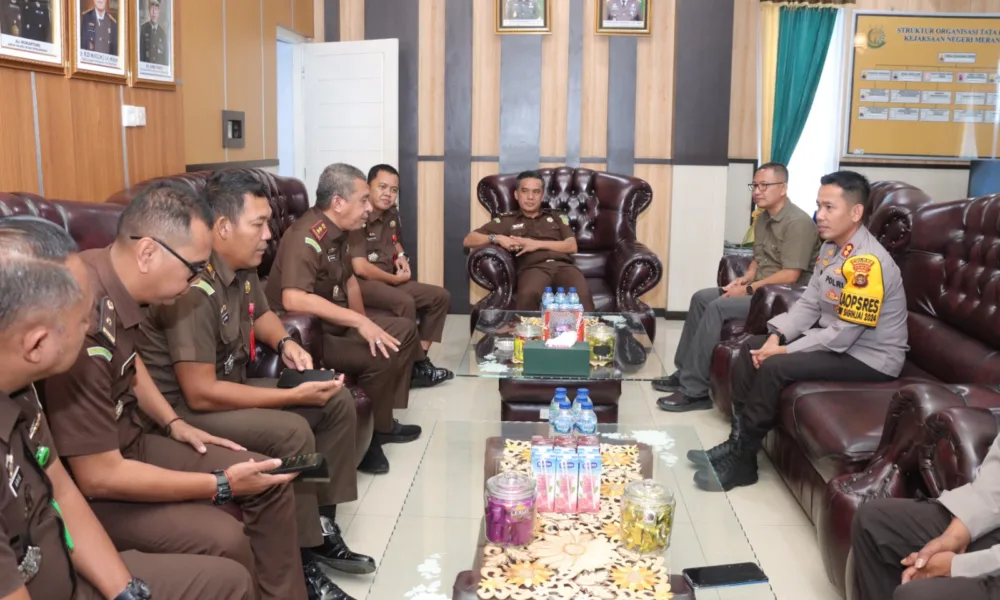 Kapolres Merangin saat berkunjung ke kantor Kejaksaan Negeri Merangin. (ist)