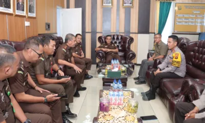 Kapolres Merangin saat berkunjung ke kantor Kejaksaan Negeri Merangin. (ist)