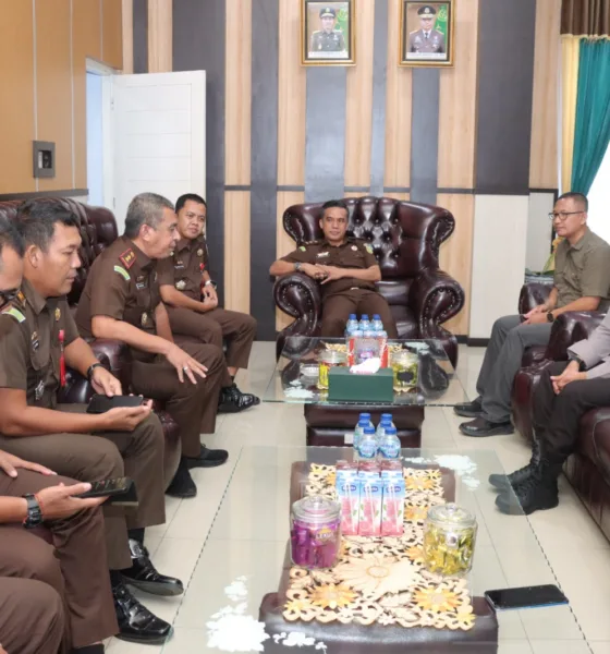 Kapolres Merangin saat berkunjung ke kantor Kejaksaan Negeri Merangin. (ist)