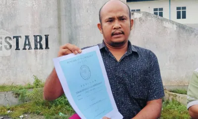 Mill Manager PT MMJ, Jennis Fonsianus Hutajulu menunjukkan dokumen legalitas di depan pabrik. (ist)