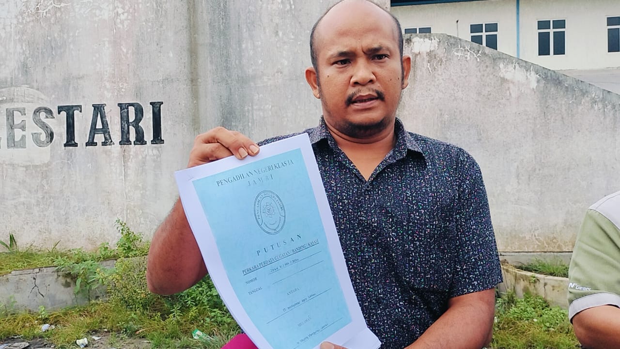 Mill Manager PT MMJ, Jennis Fonsianus Hutajulu menunjukkan dokumen legalitas di depan pabrik. (ist)