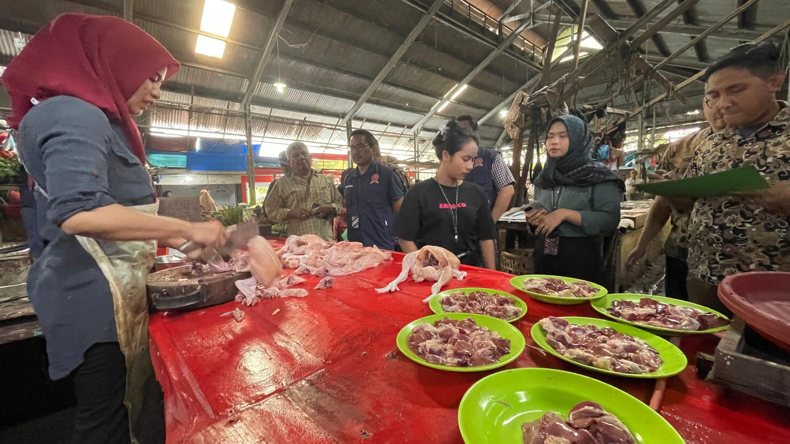 KPPU Kanwil I Sumbagut dan Disperindag ESDM Sumut menggelar sidak di sejumlah pasar tradisional di kota Medan, Kamis sore, 30 Januari 2025.