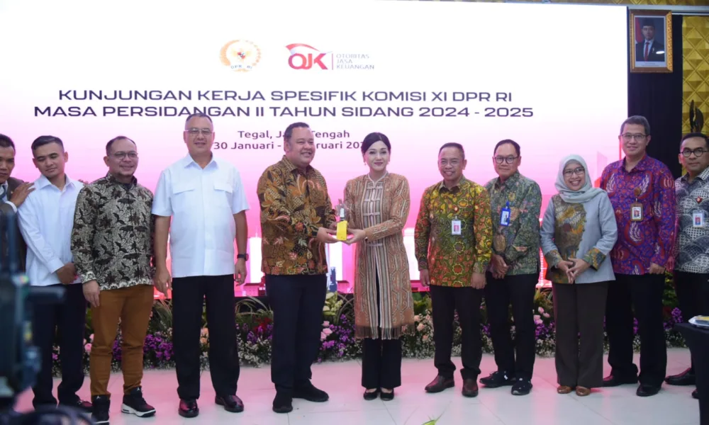 Wakil Ketua Komisi XI DPR RI, Mohamad Hekal, saat bertukar cenderamata usai memimpin pertemuan Tim Kunjungan Kerja Spesifik Komisi XI DPR RI ke Kota Tegal dengan OJK dan jajarannya, Kamis, 30 Januari 2025.