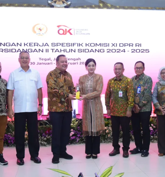 Wakil Ketua Komisi XI DPR RI, Mohamad Hekal, saat bertukar cenderamata usai memimpin pertemuan Tim Kunjungan Kerja Spesifik Komisi XI DPR RI ke Kota Tegal dengan OJK dan jajarannya, Kamis, 30 Januari 2025.