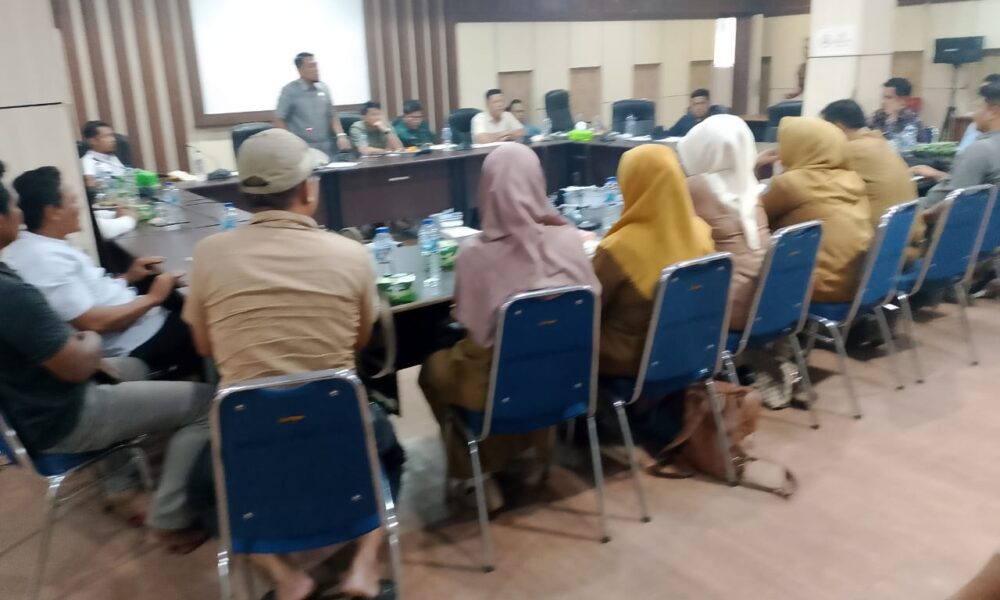 Fahmi, Waka II DPRD Merangin seusai melempar kotak tisu kepada perwakilan PT SGN. (DETAIL/Daryanto)
